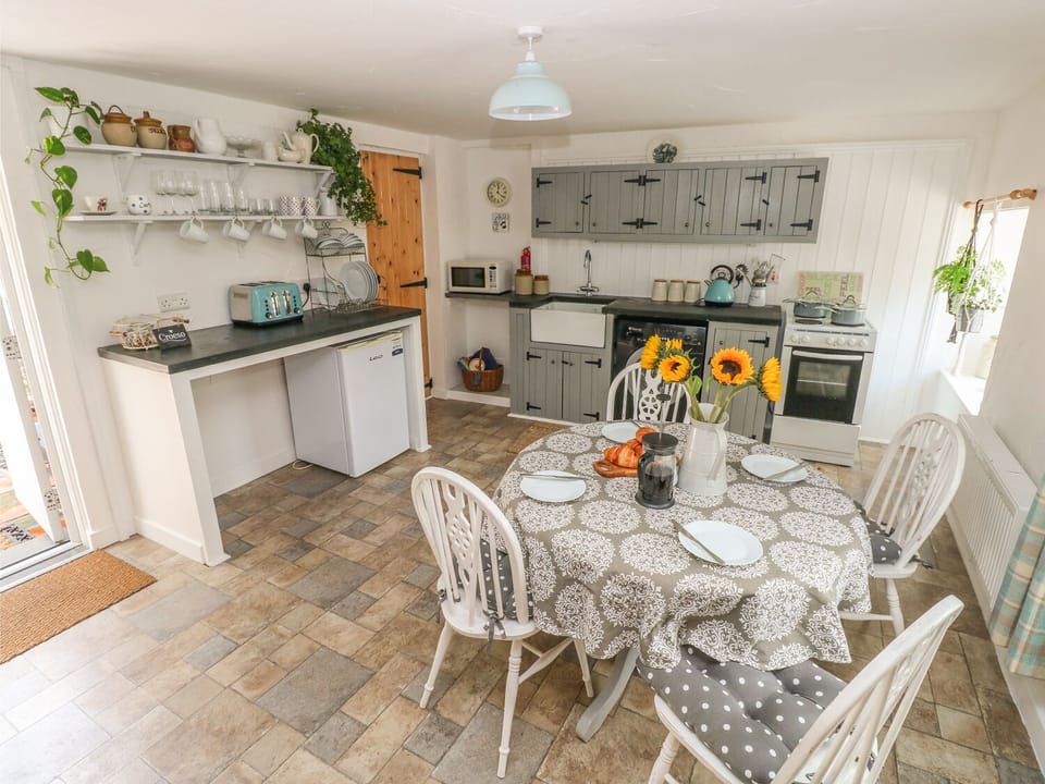 Cottage | Private kitchen | Cookware/dishes/utensils
