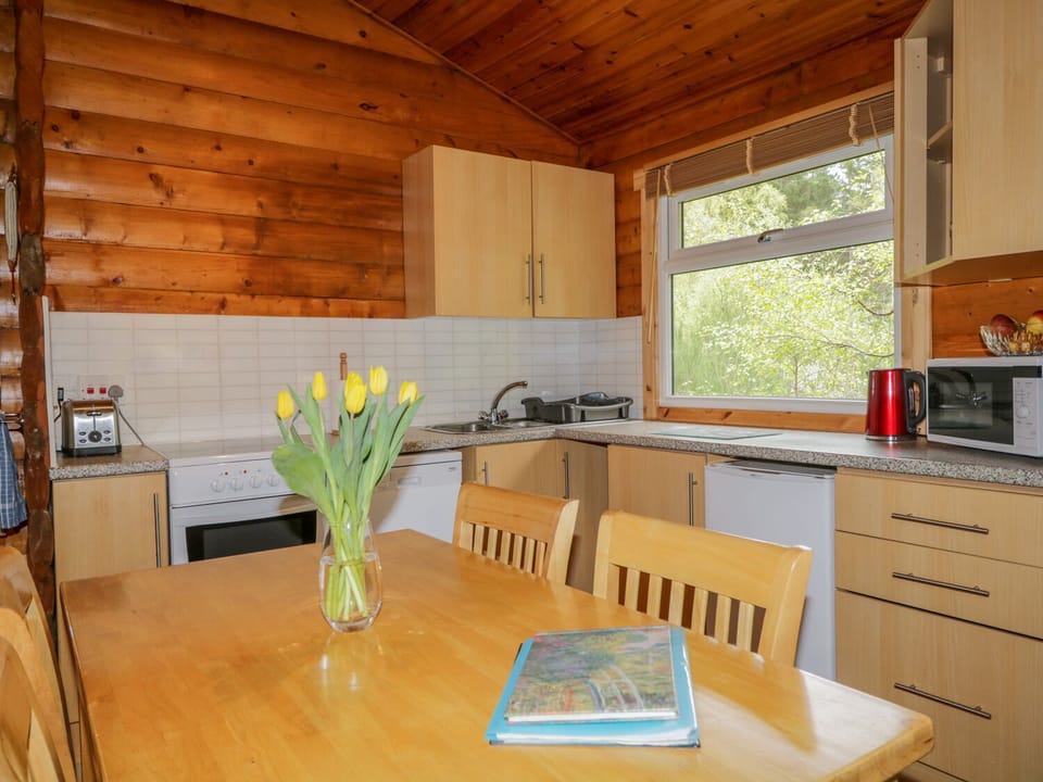 Cottage | Private kitchen | Fridge, microwave, stovetop, dishwasher