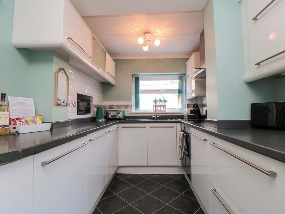 Cottage | Private kitchen | Cookware/dishes/utensils