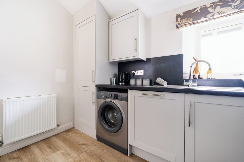 Cottage | Private kitchen | Dishwasher, cookware/dishes/utensils