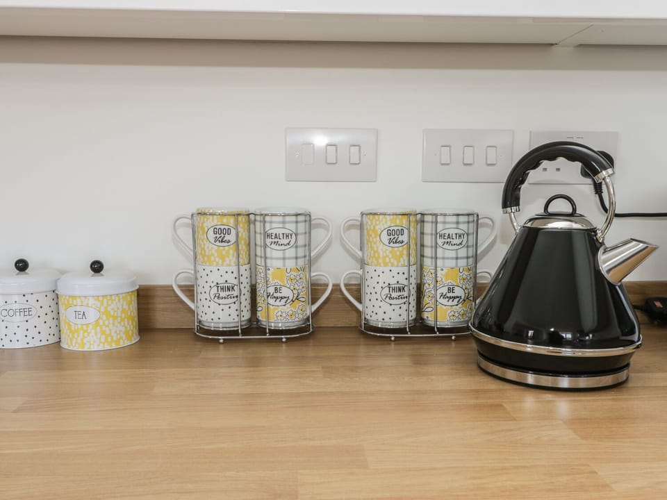 Cottage | Private kitchen | Dishwasher, cookware/dishes/utensils