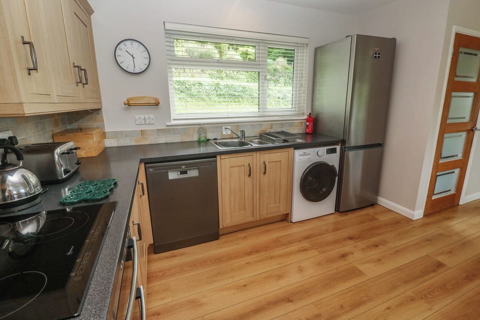 Cottage | Private kitchen | Dishwasher, cookware/dishes/utensils