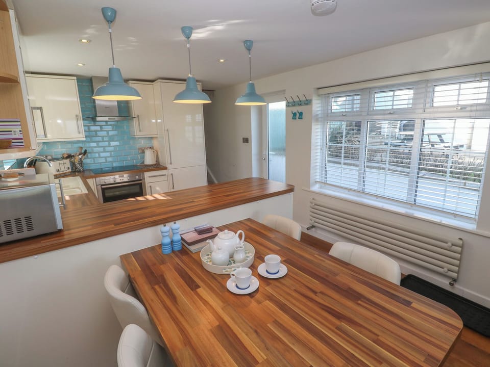 Cottage | Private kitchen | Dishwasher, cookware/dishes/utensils