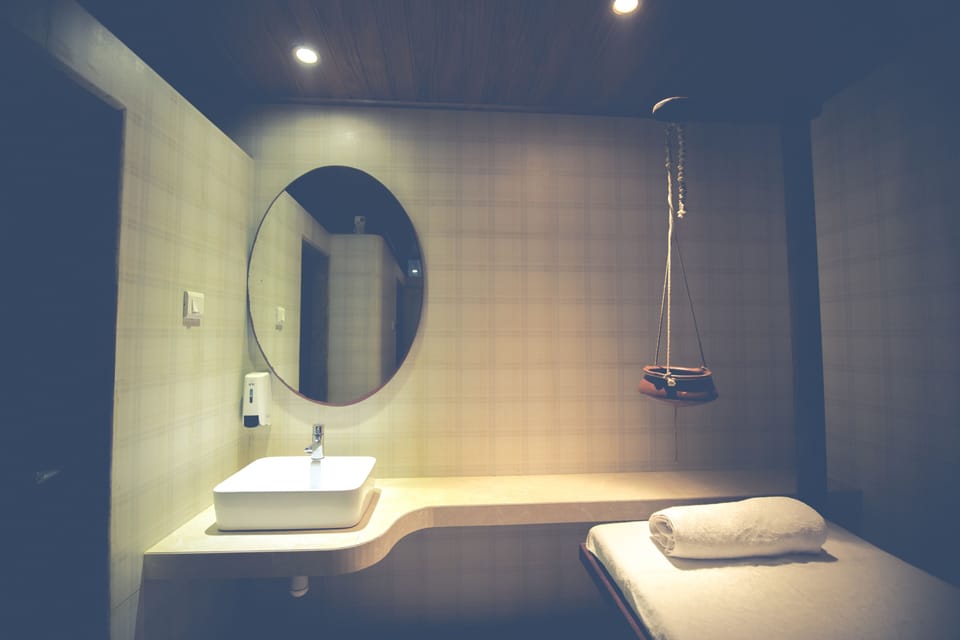 Hot tub, Ayurvedic treatments, massage/treatment rooms, massages