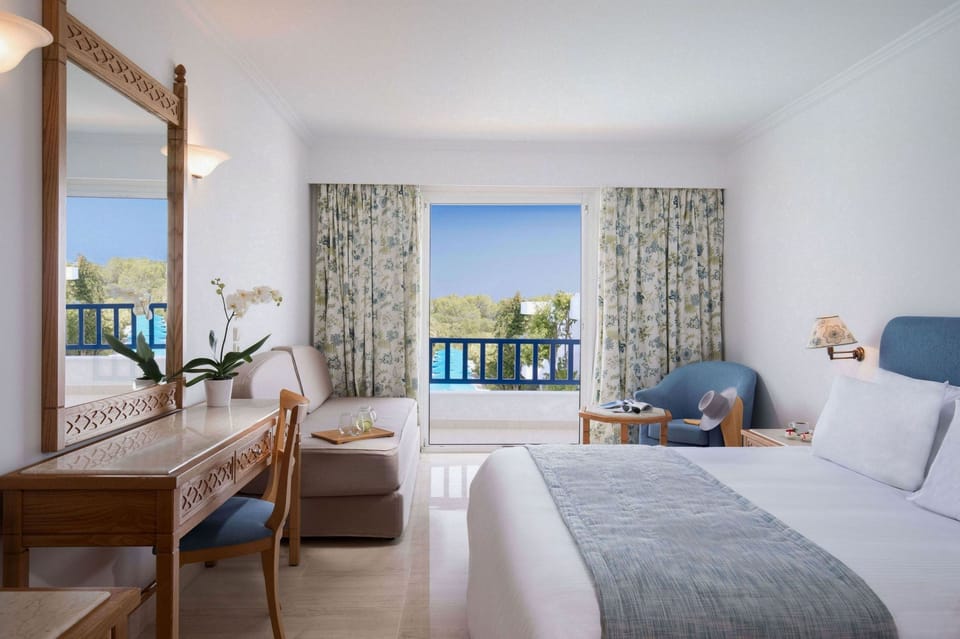Double Room, Sea View | Minibar, in-room safe, desk, soundproofing