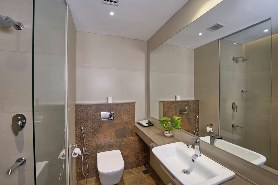 Superior Room | Bathroom | Shower, free toiletries, hair dryer, towels