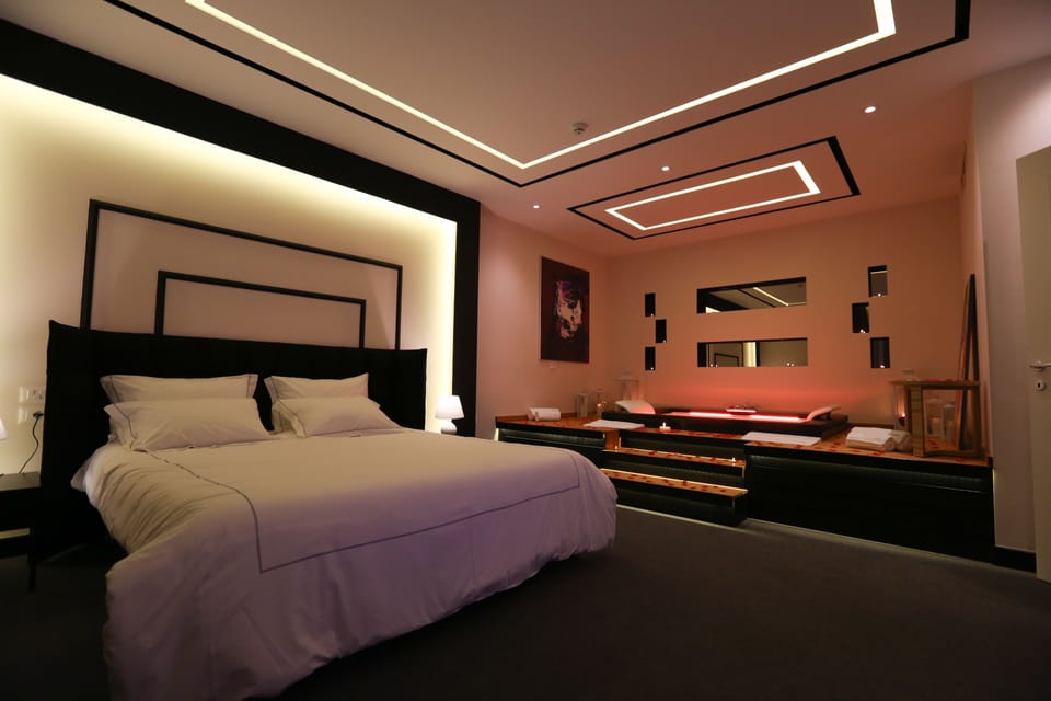 Suite with In-Room Jacuzzi, Double Bed, and Living Space | 1 bedroom, premium bedding, minibar, in-room safe