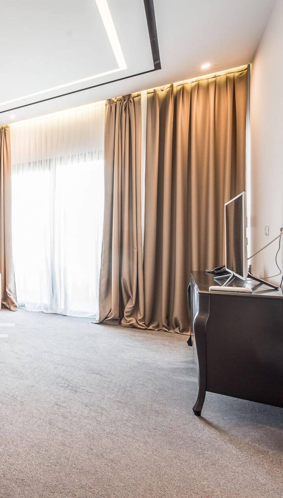 Suite with In-Room Jacuzzi, Double Bed, and Living Space | 1 bedroom, premium bedding, minibar, in-room safe