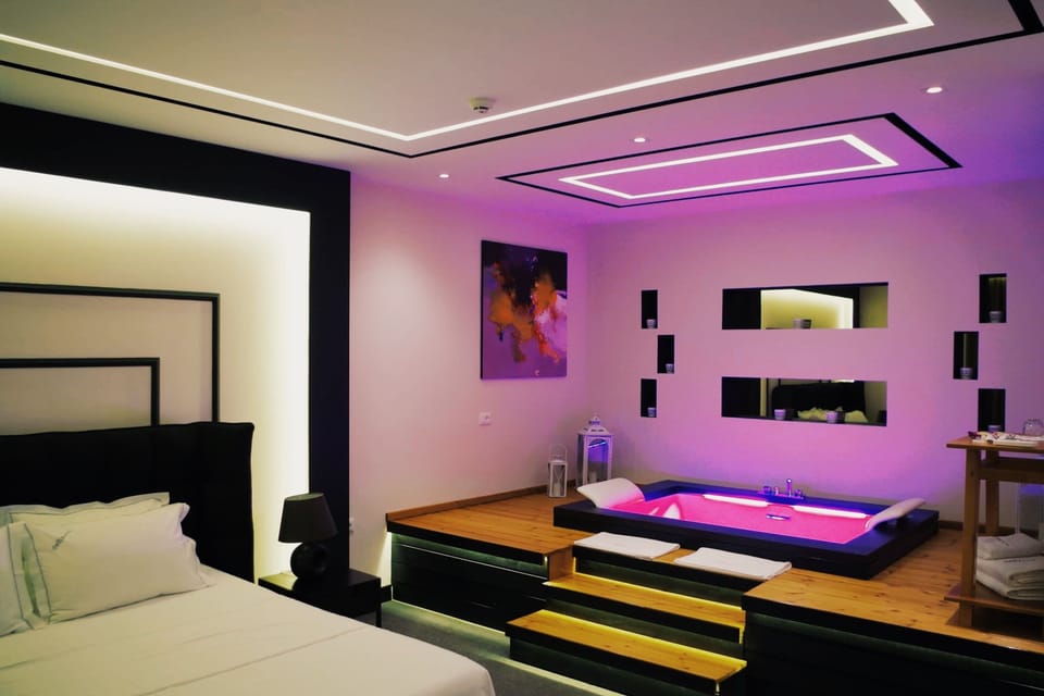 Suite with In-Room Jacuzzi, Double Bed, and Living Space | 1 bedroom, premium bedding, minibar, in-room safe