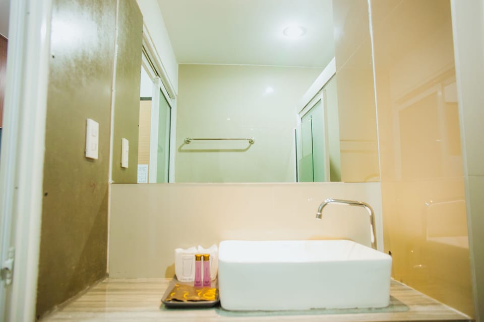 Shower, free toiletries, hair dryer