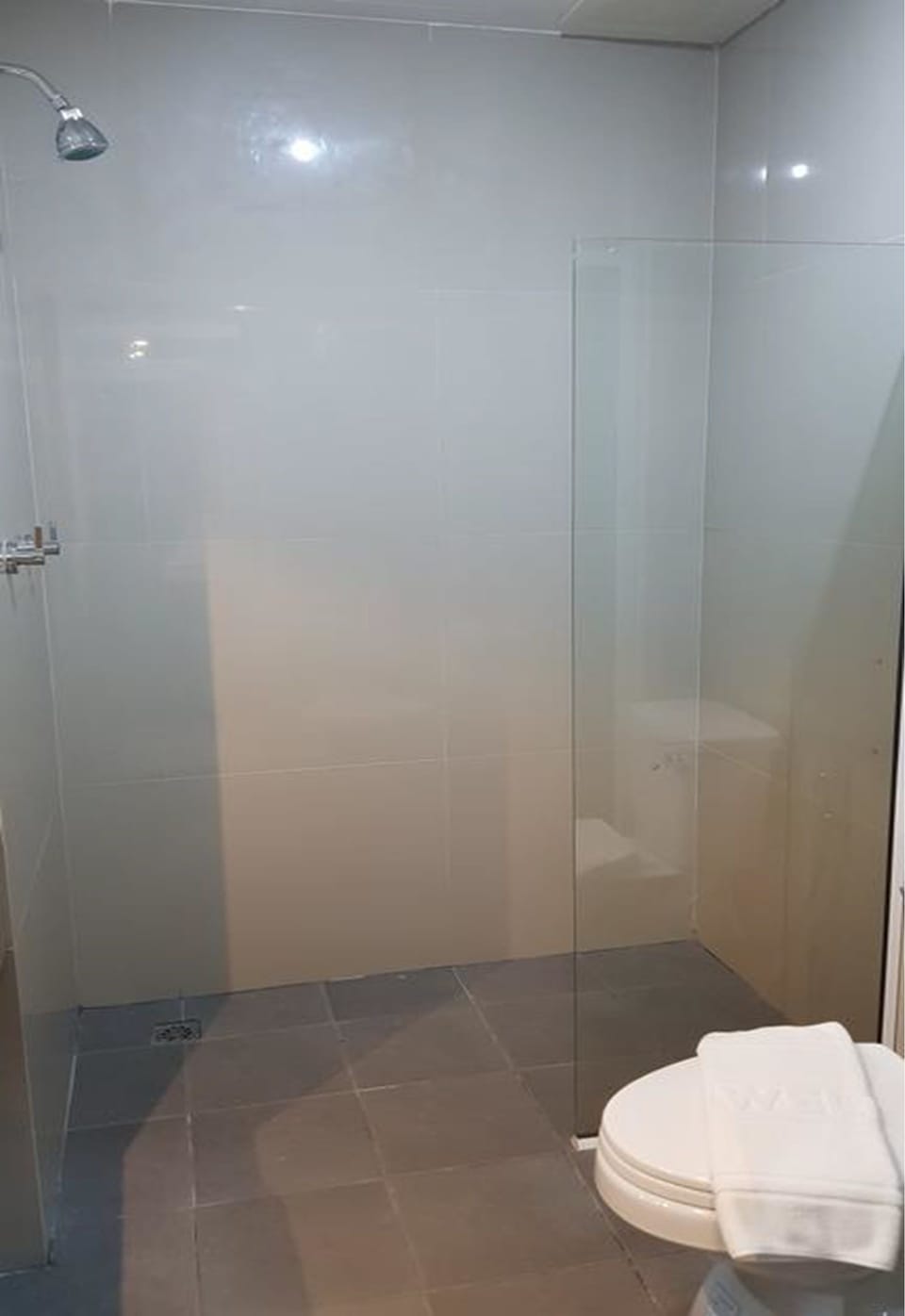 Triple Room | Bathroom | Shower, free toiletries, hair dryer