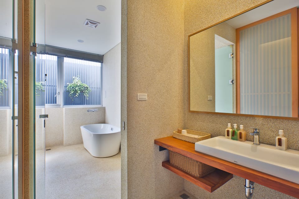 Deluxe Double Room, 1 Queen Bed, Bathtub | Bathroom amenities | Designer toiletries, hair dryer, slippers, towels