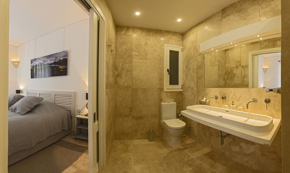 Deluxe Double Room | Bathroom | Shower, hair dryer, bathrobes, slippers