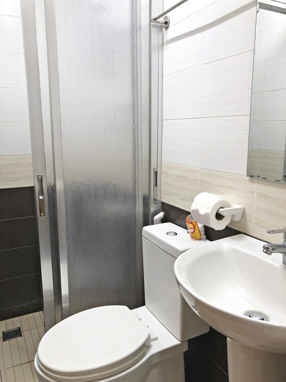 Deluxe Room, 2 Twin Beds, Non Smoking | Bathroom | Shower, free toiletries, hair dryer (on request), towels