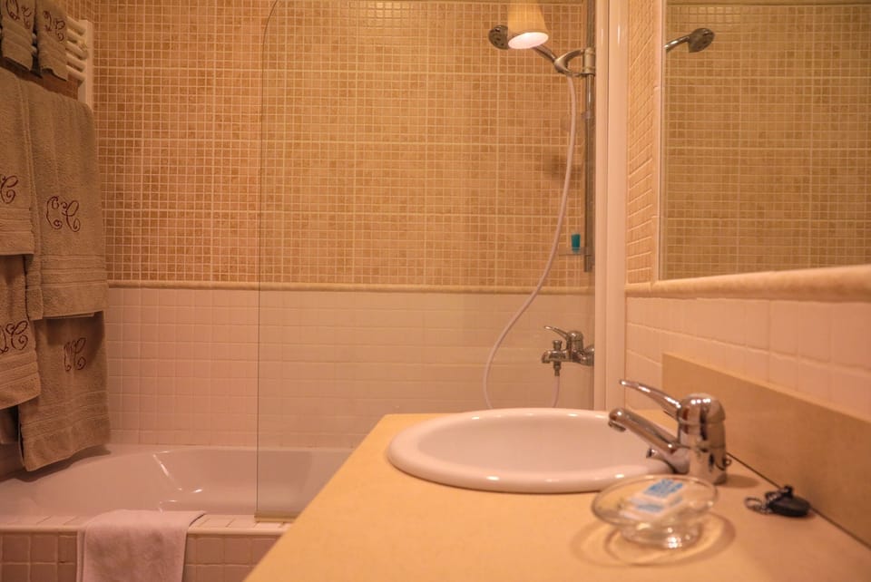 Double Room (Garnet) | Bathroom | Bathtub, free toiletries, hair dryer, bidet