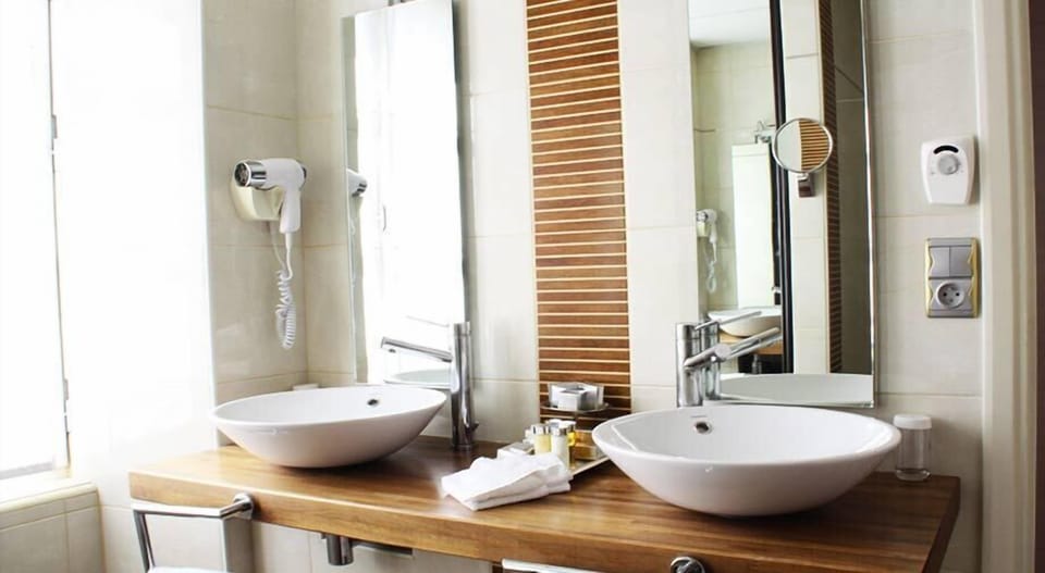 Superior Double or Twin Room, 1 Queen Bed, Courtyard View | Bathroom | Jetted tub, hydromassage showerhead, free toiletries, hair dryer