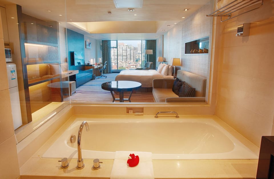 Deluxe Room, 1 King Bed | Living room
