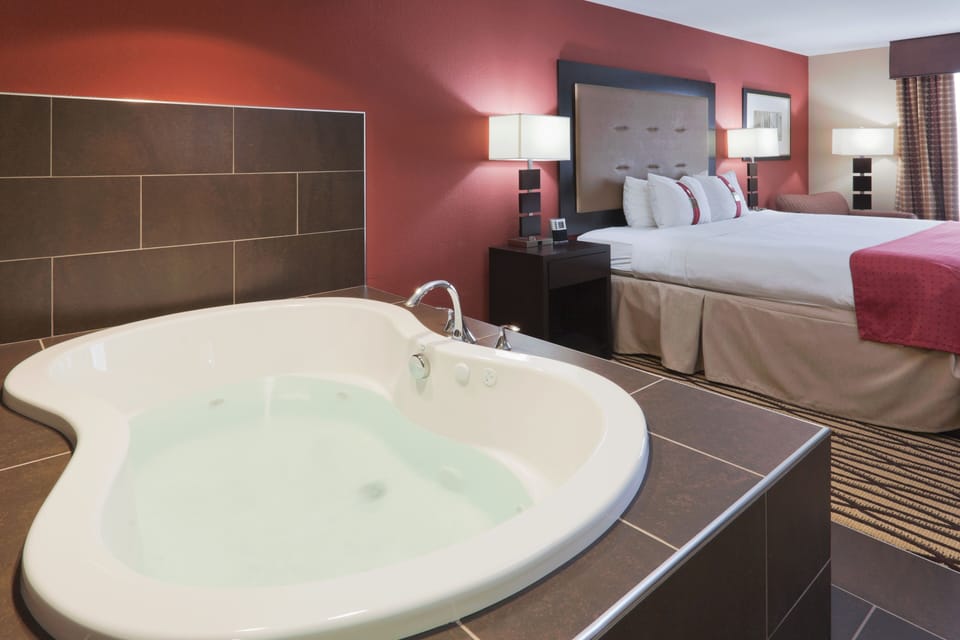 Room, 1 King Bed, Non Smoking (Feature) | Premium bedding, in-room safe, individually decorated