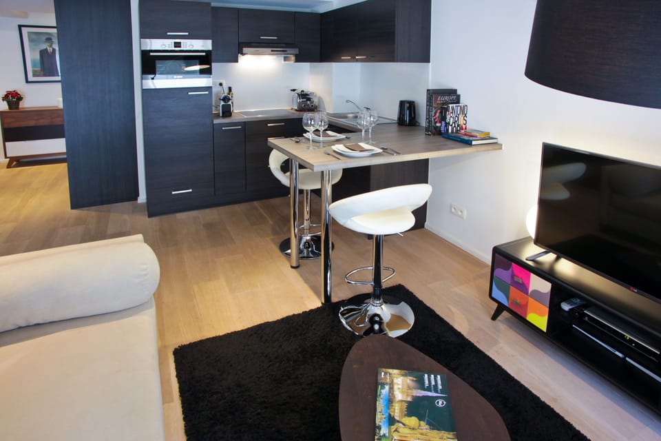 Apartment, Ensuite (Flat Moliere) | Private kitchen | Fridge, microwave, oven, stovetop