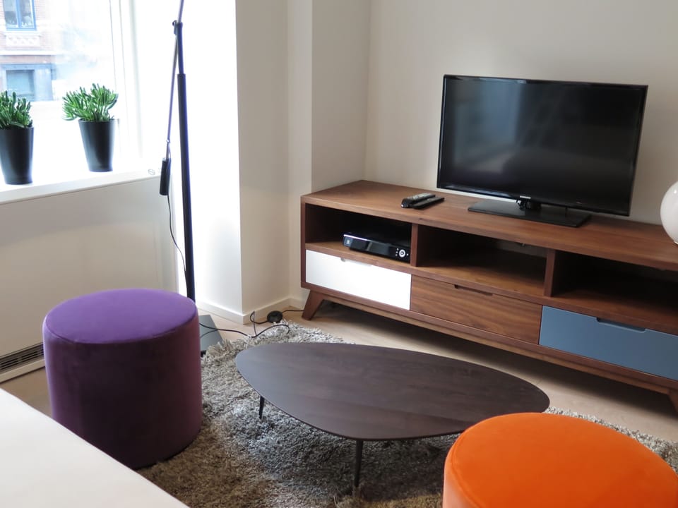 Apartment, Ensuite (Flat Moliere) | Living area | Flat-screen TV