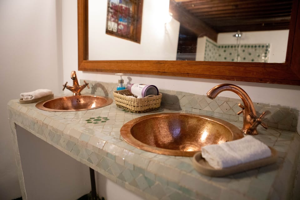 Standard Suite, 1 Double Bed | Bathroom sink