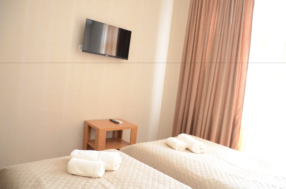 Basic Twin Room, 2 Twin Beds | Desk, WiFi (free), bed sheets