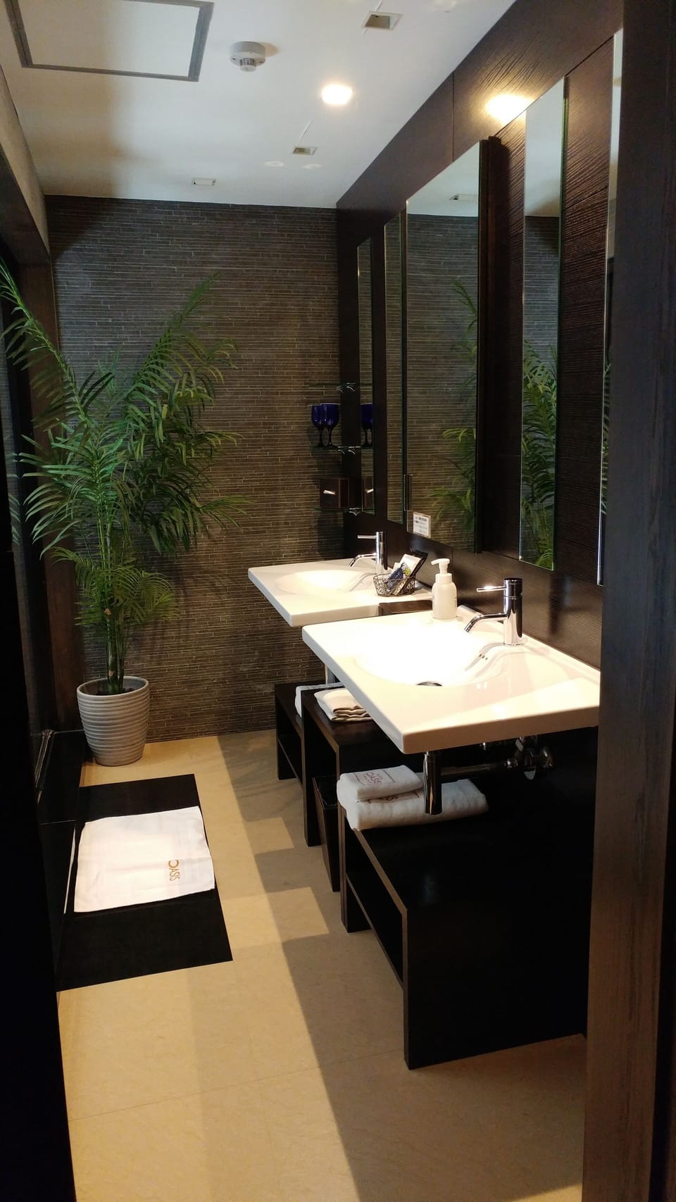 Executive Suite, Non Smoking | Bathroom sink