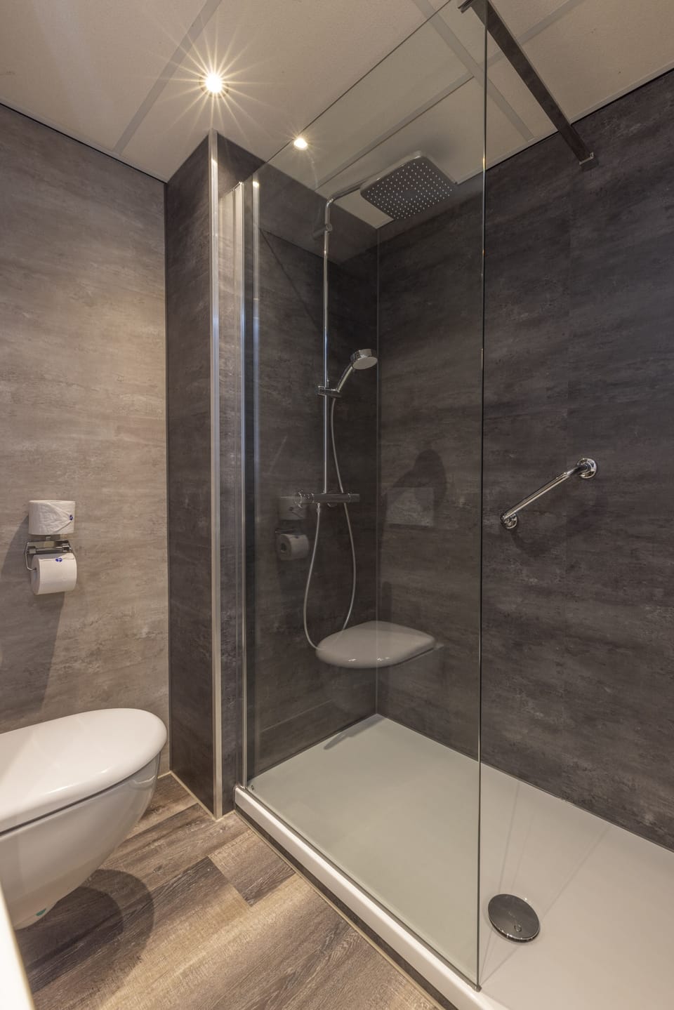 Comfort double room with terrace | Bathroom | Shower, free toiletries, hair dryer, towels
