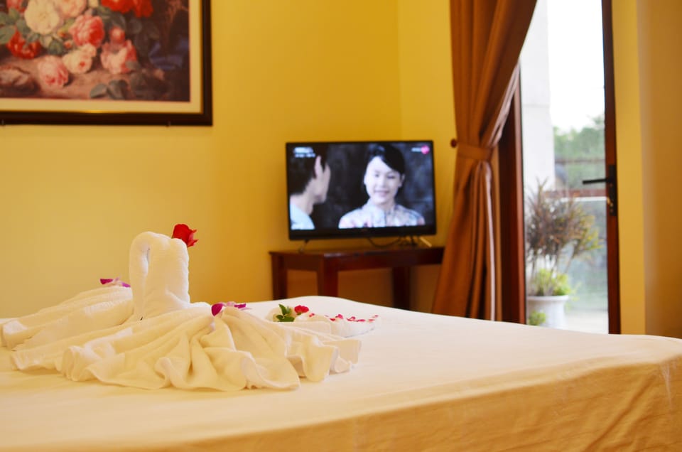Deluxe Double Room, 1 King Bed, Non Smoking | Minibar, desk, free WiFi, bed sheets