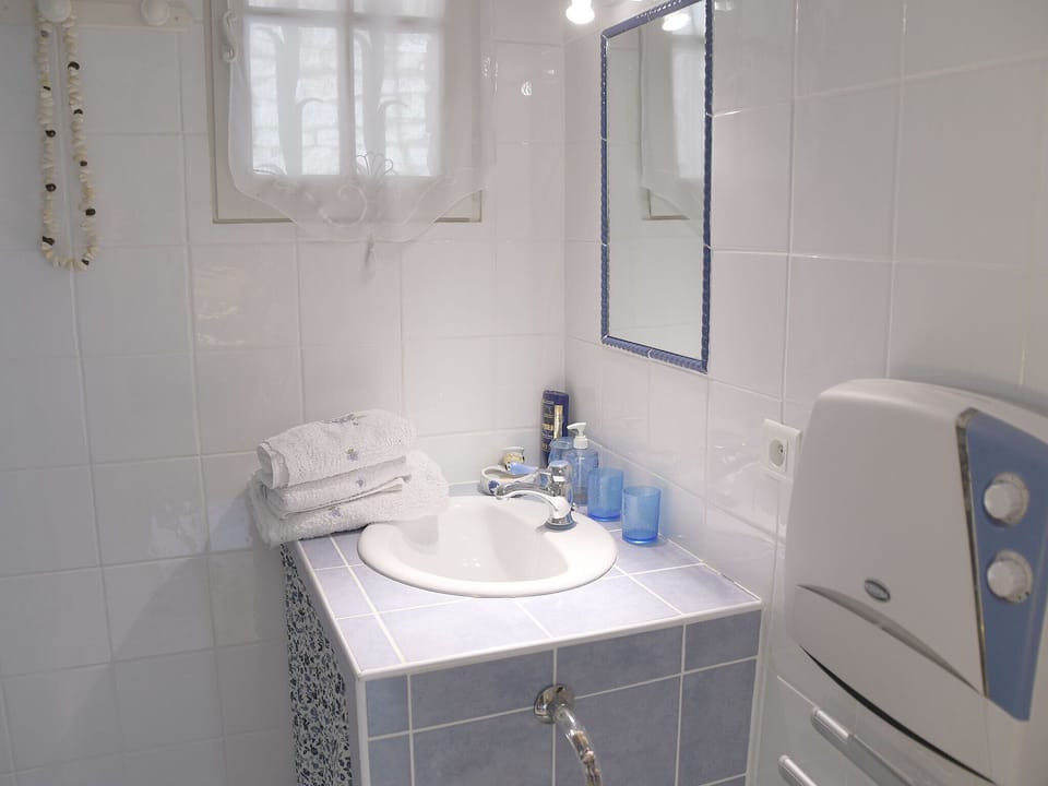 Comfort Double or Twin Room | Bathroom | Free toiletries, hair dryer, towels