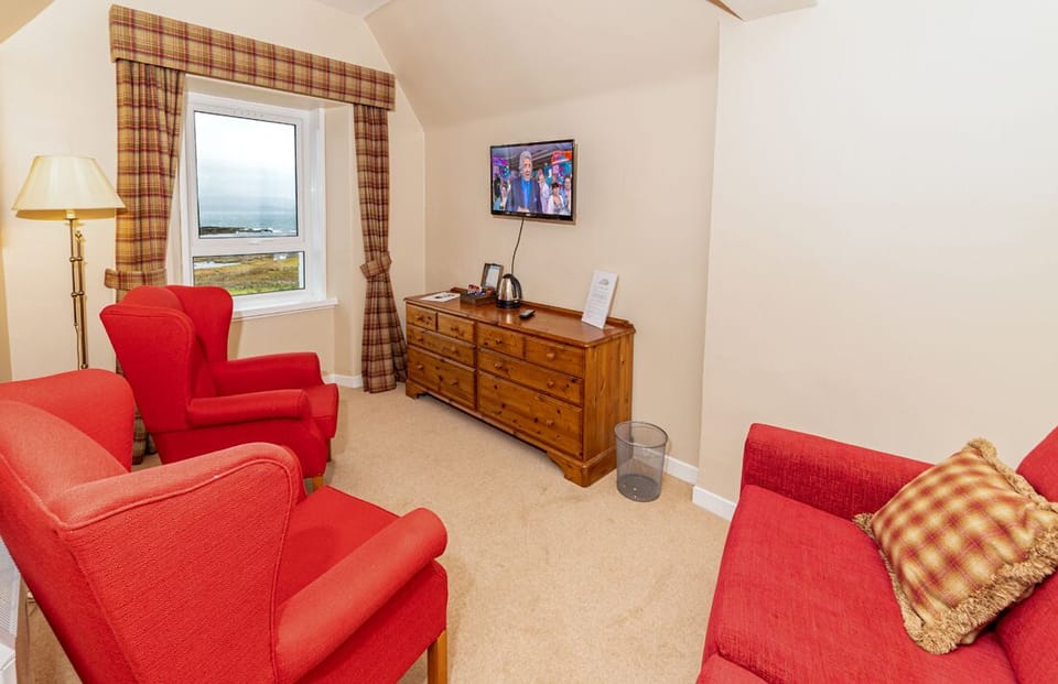 Superior Room, 1 Double or 2 Twin Beds, Ensuite, Sea View | Living area | Flat-screen TV