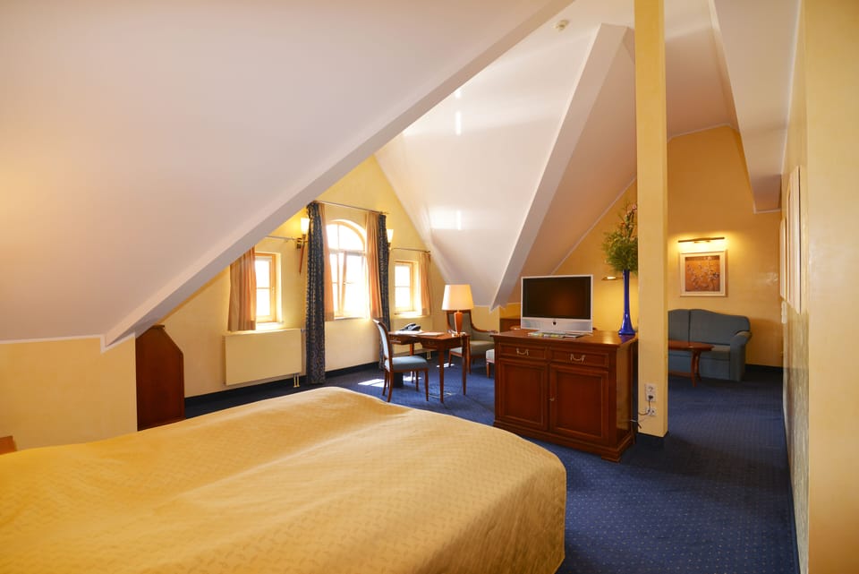 Junior-Suite | Hypo-allergenic bedding, minibar, in-room safe, desk