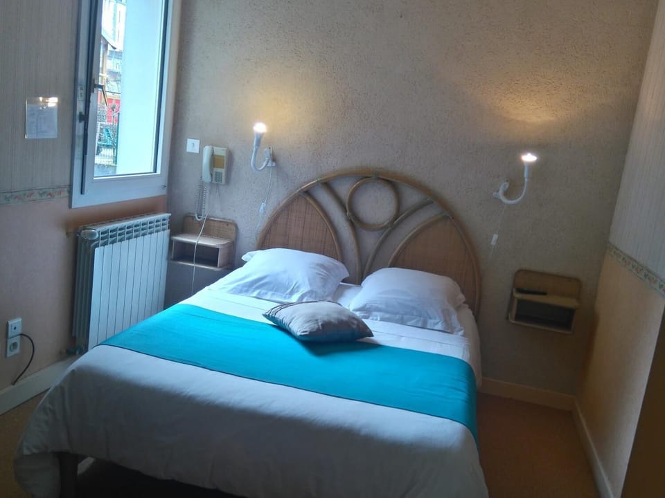 Premium bedding, individually decorated, individually furnished, desk