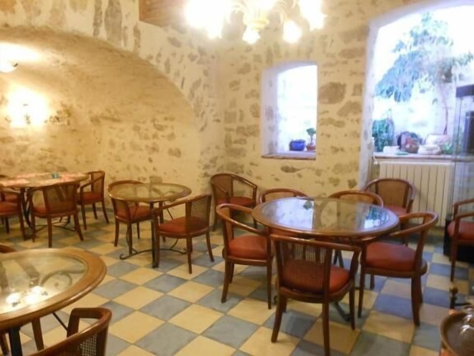 Lunch and dinner served