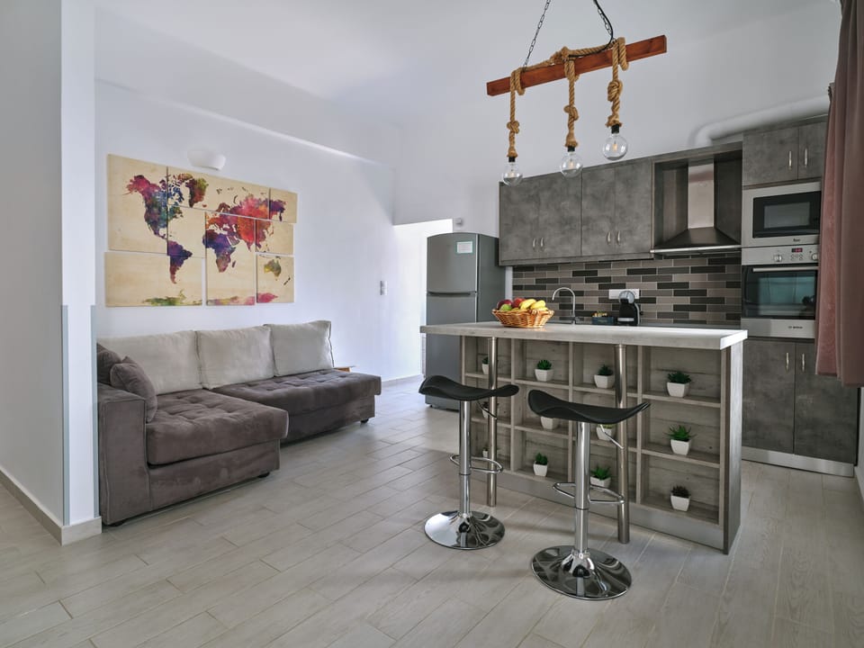 Full-size fridge, microwave, oven, stovetop