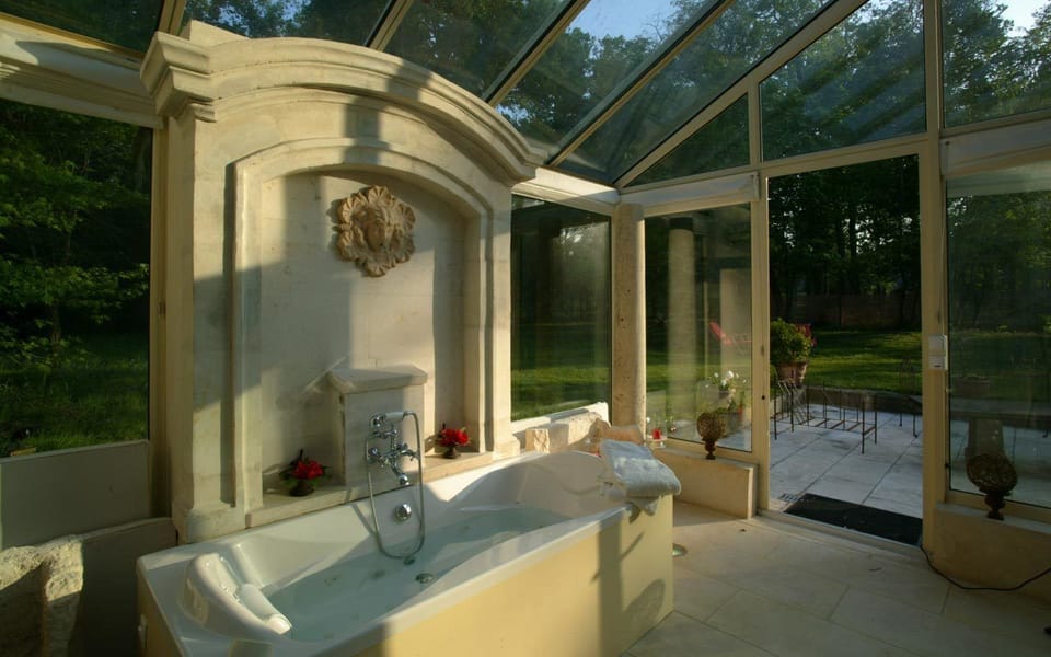 Suite (Pavillon De France) | Bathroom | Free toiletries, hair dryer, towels, soap