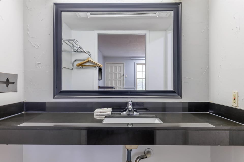 Combined shower/tub, hair dryer, towels