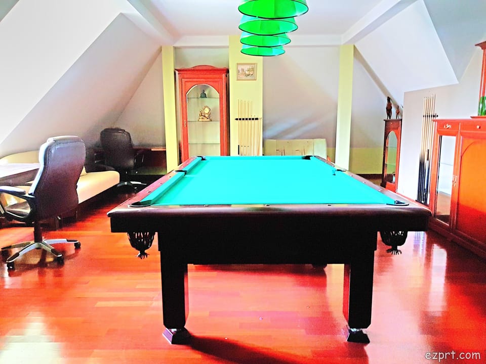 Family Studio Suite, Non Smoking, Private Bathroom | Iron/ironing board, WiFi (free), bed sheets