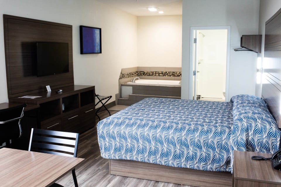 Standard Room, 1 King Bed, Non Smoking | Desk, laptop workspace, blackout drapes, iron/ironing board