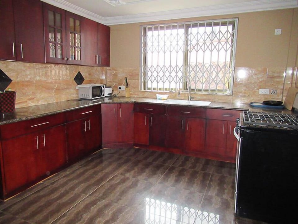 Premier House | Private kitchen | Fridge, microwave, oven, stovetop