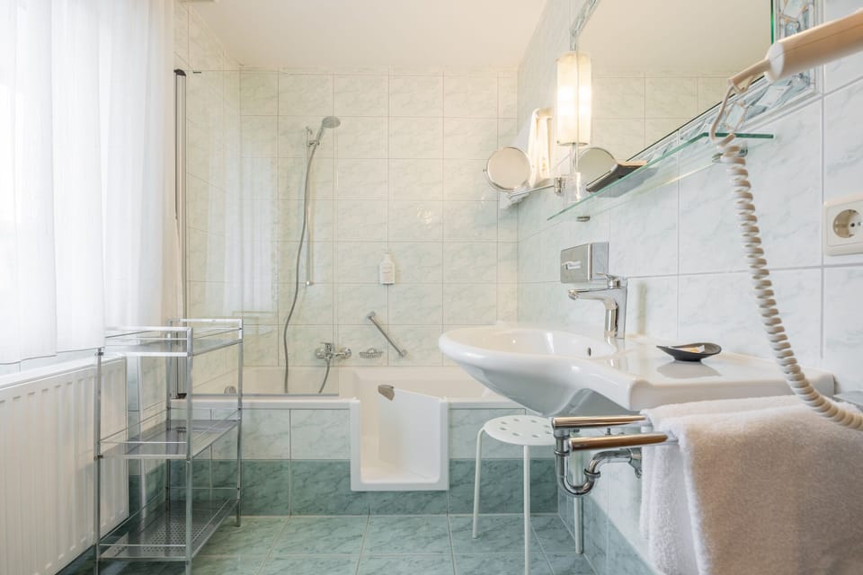 Standard Double Room | Bathroom | Shower, free toiletries, hair dryer, towels