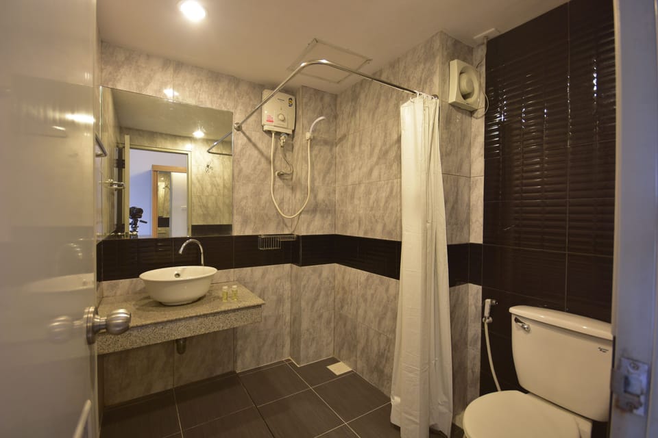 Deluxe  | Bathroom | Shower, rainfall showerhead, towels