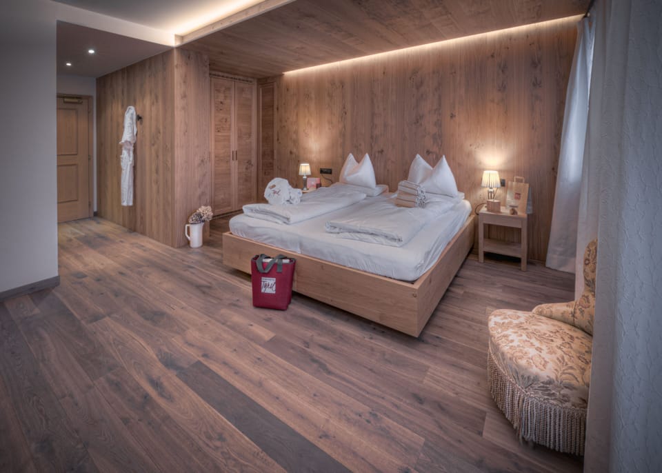 Classic Double or Twin Room | Down comforters, minibar, in-room safe, individually decorated