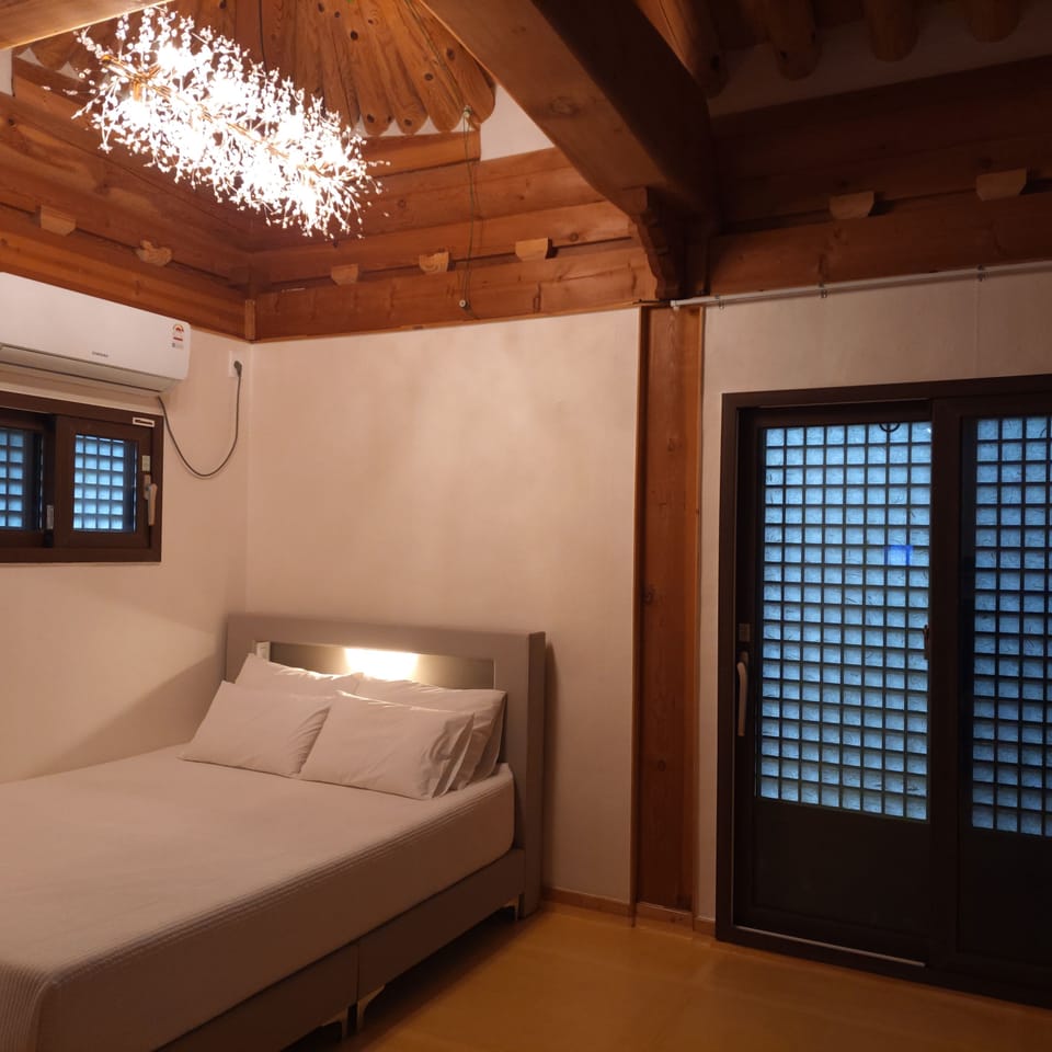 Kkotsim | Blackout drapes, free WiFi