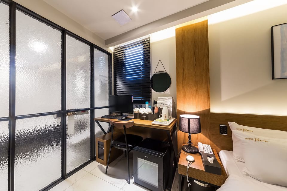 Desk, soundproofing, free WiFi