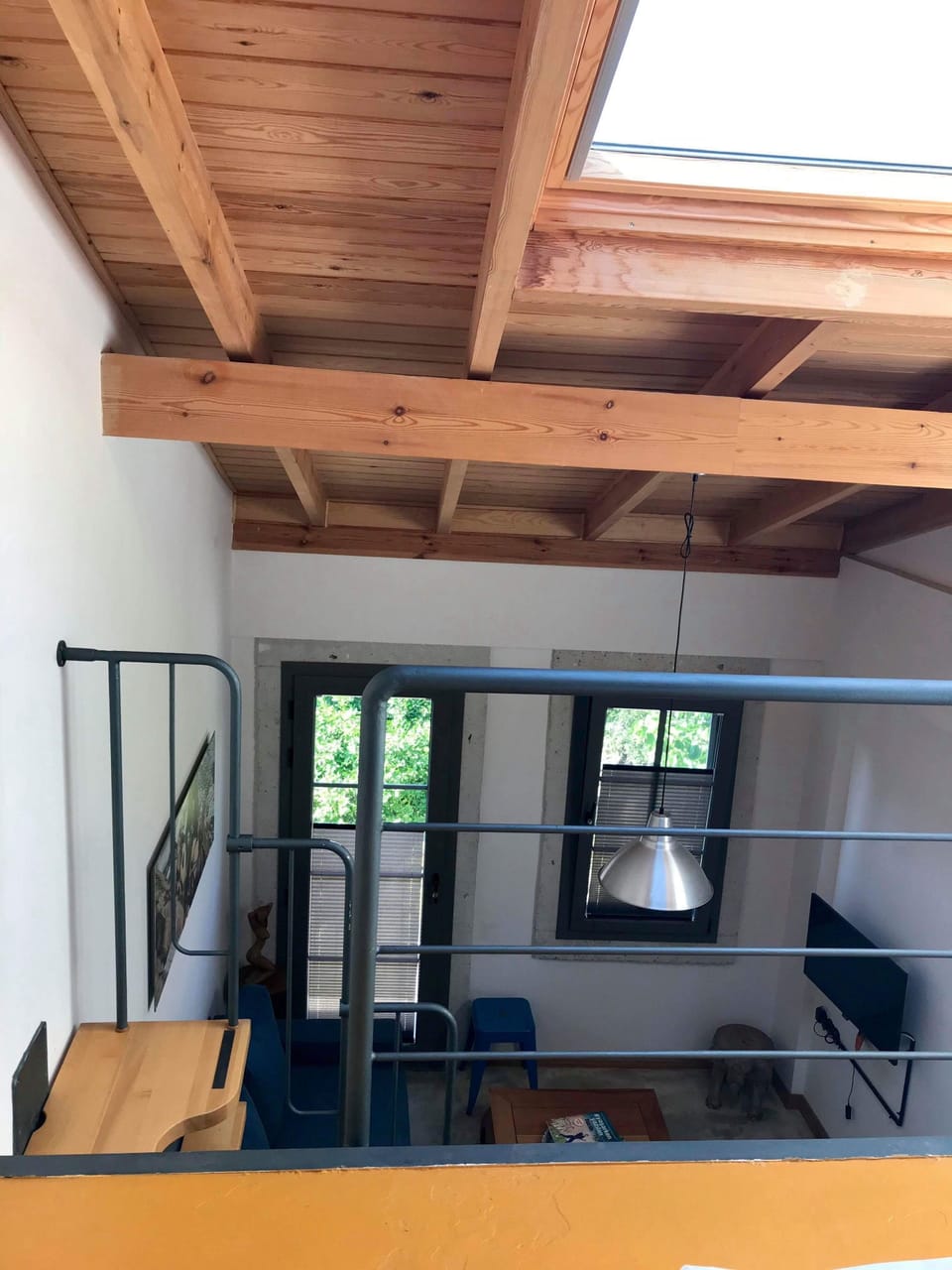 Balcony Suite 4 | Living room | Flat-screen TV