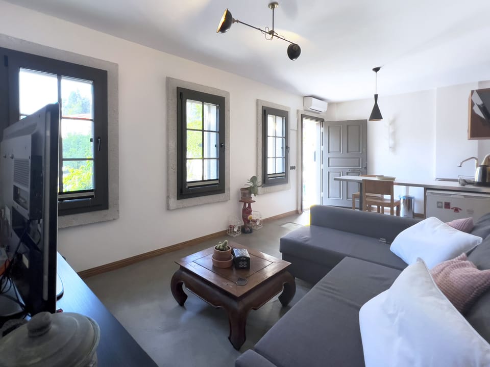 Deluxe Spa Suite 1 | Living area | Flat-screen TV