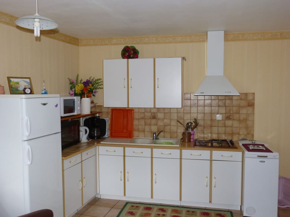 Cottage | Private kitchen | Microwave, electric kettle, toaster, highchair