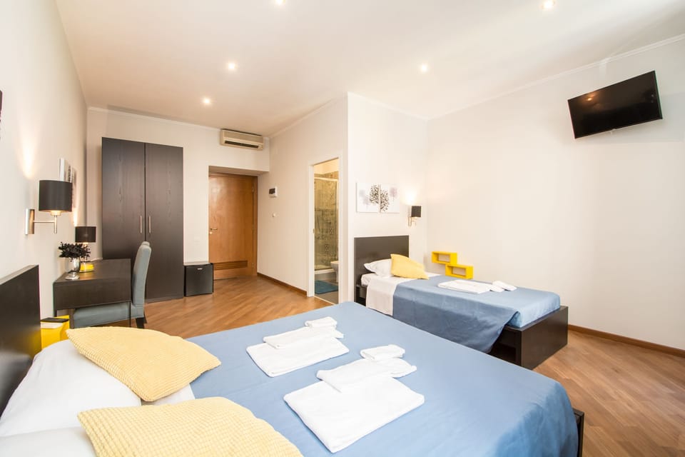 Comfort Triple Room, Ensuite | Iron/ironing board, WiFi (free)