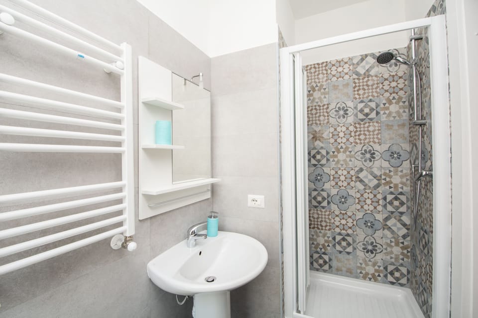 Standard Double Room, Ensuite, Courtyard View | Bathroom | Shower, free toiletries, towels, shampoo